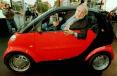 Nicolas Hayek dans une voiture Smart