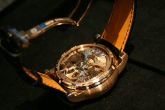 Hommage-Double-Tourbillon-Volant-guilloché-main-montre