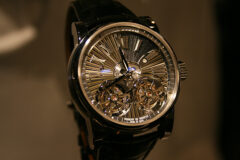 Roger-Dubuis-Hommage-Double-Tourbillon-Volant-guilloché-main