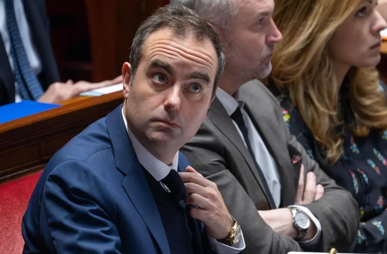 quelle Montre porte Sébastien Lecornu