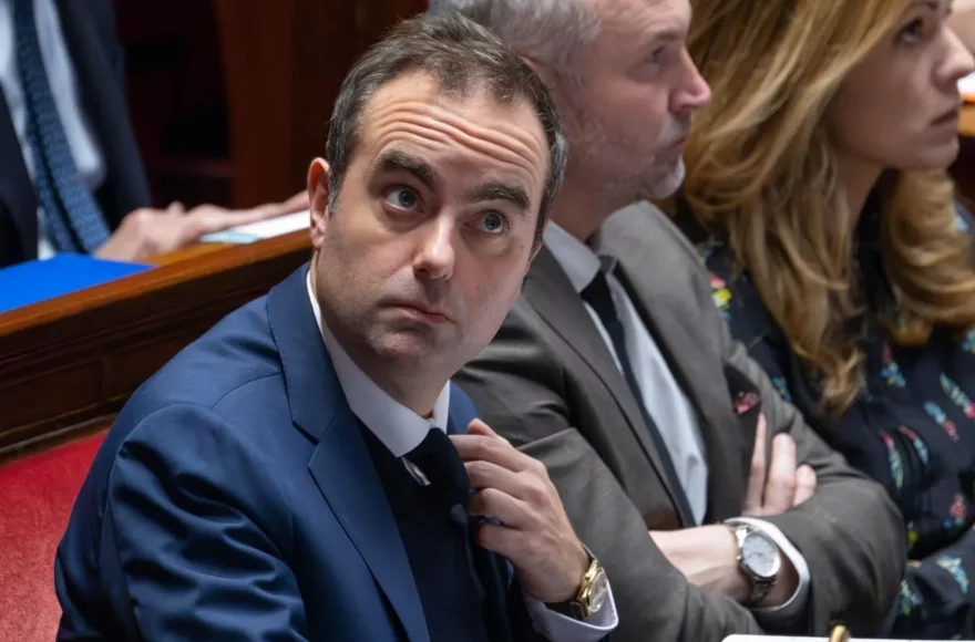 quelle Montre porte Sébastien Lecornu