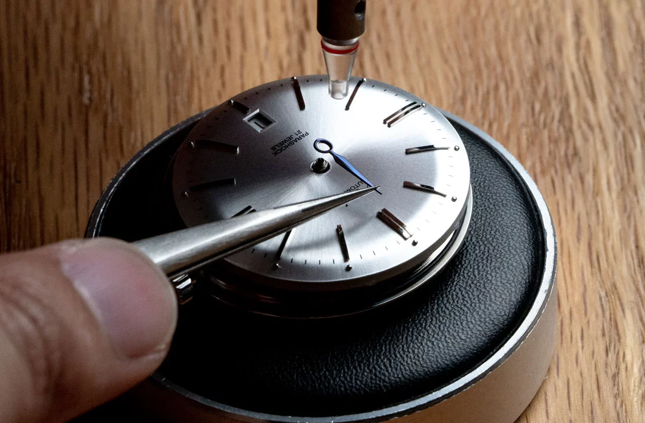 montre aiguilles bleuies flamme