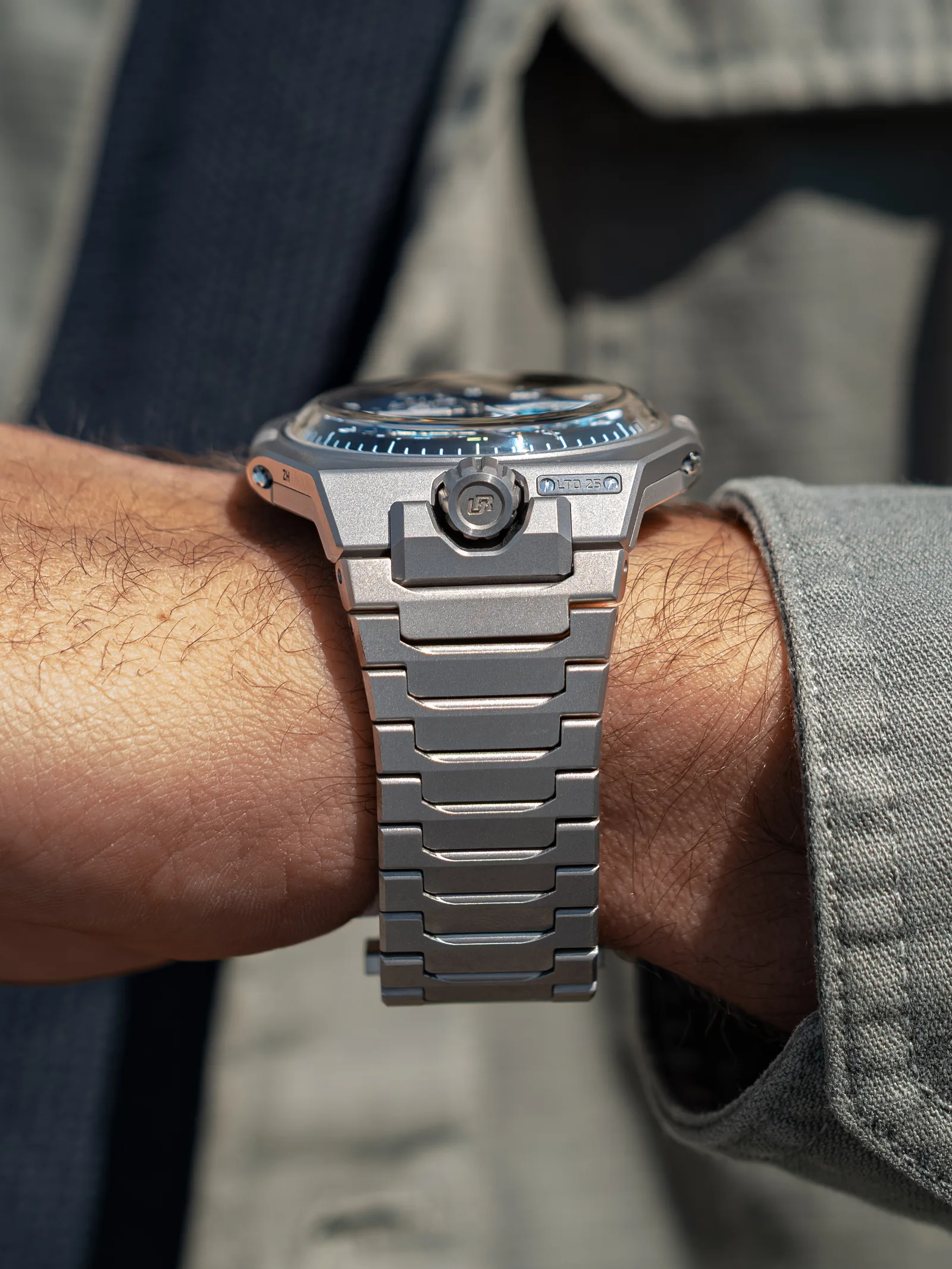 Vue rapprochée de montre urwerk spacemeter blue