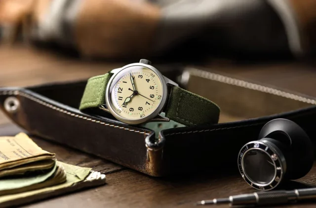Vue rapprochée de montres militaires ont pas date