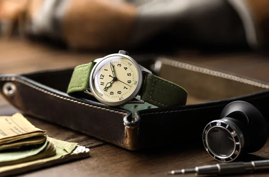 Vue rapprochée de montres militaires ont pas date