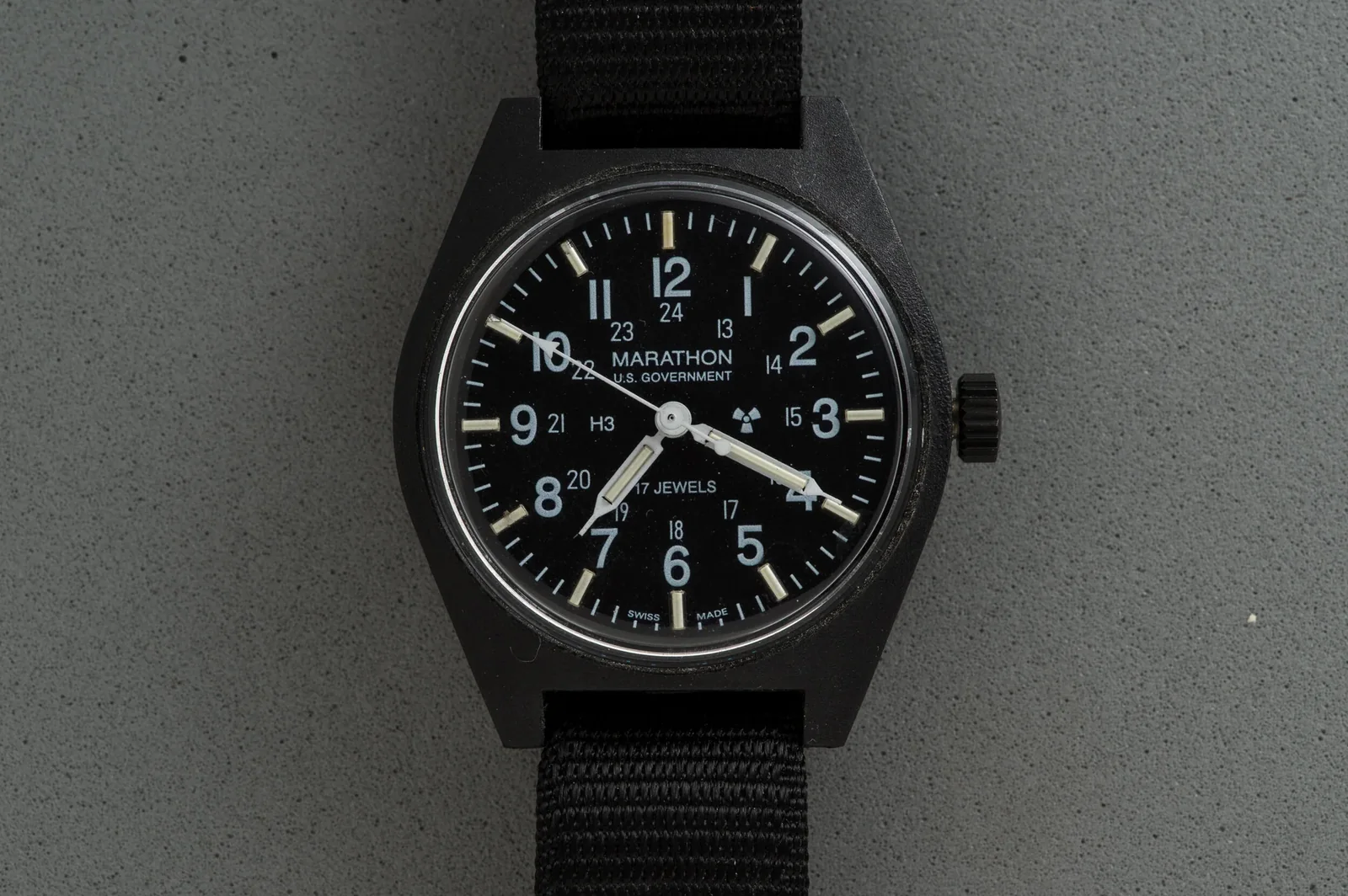 Vue rapprochée de montres militaires ont pas date