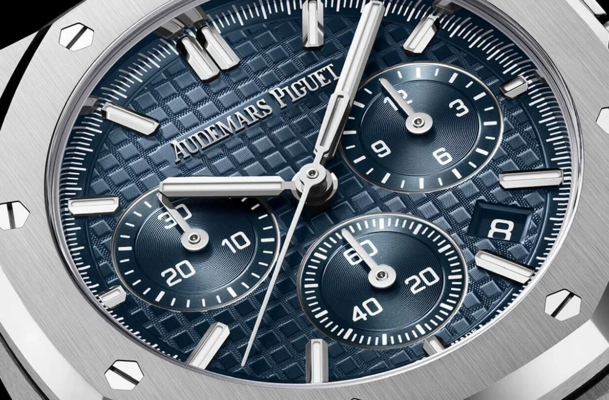 Présentation de montre date 4h30